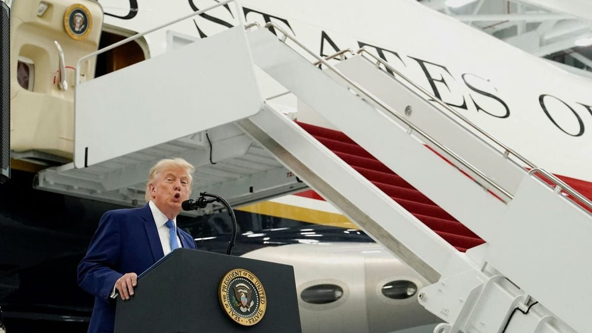 Нова Air Force One Трампа з бутафорною бібліотекою викликала хвилю глузувань